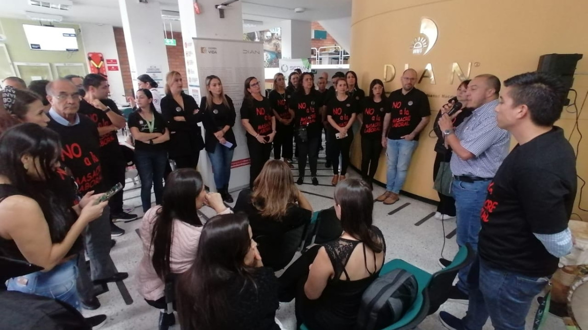 Plantón en la DIAN Manizales por posible despido de 154 empleados.