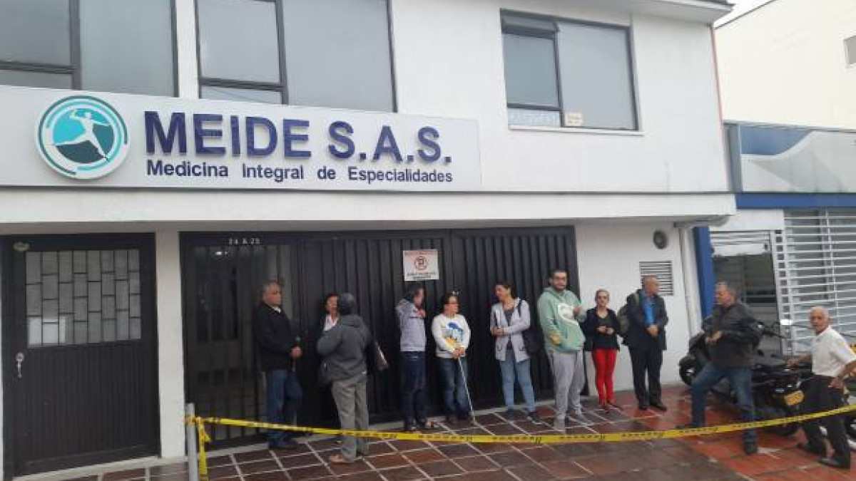 Los docentes, pensionados del magisterio y sus beneficiarios deben reclamar los medicamentos en el edificio Paola. Reclaman por las demoras en las entregas y por la falta de comodidad en el sitio ante las largas esperas. 