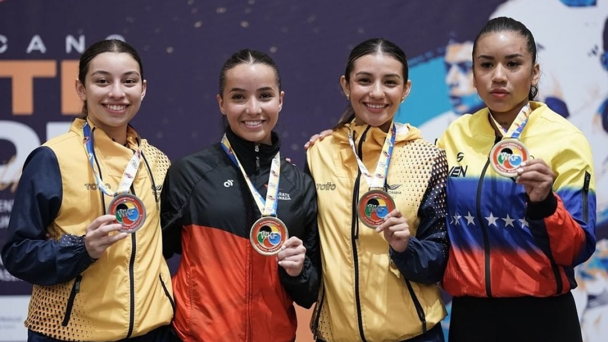 Sofía Cárdenas (i), karateca caldense, con la medalla de plata que obtuvo en el Panamericano de Uruguay.