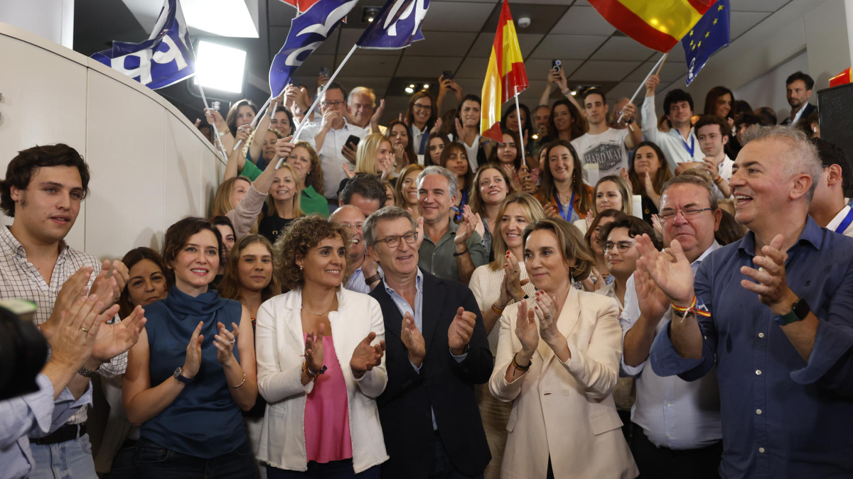 El líder del conservador Partido Popular (PP) de España, Alberto Núñez Feijóo (centro), junto a la cabeza de lista del PP a las elecciones europeas, Dolors Montserrat (c-i); la secretaria general del partido, Cuca Gamarra (3d), y la presidenta de la Comunidad de Madrid, Isabel Díaz Ayuso (3i), celebran el triunfo de los populares en las elecciones europeas.