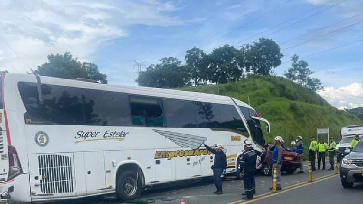 El bus de la empresa Arauca que chocó con un carro particular cerca del túnel de Tesalia este lunes festivo. 