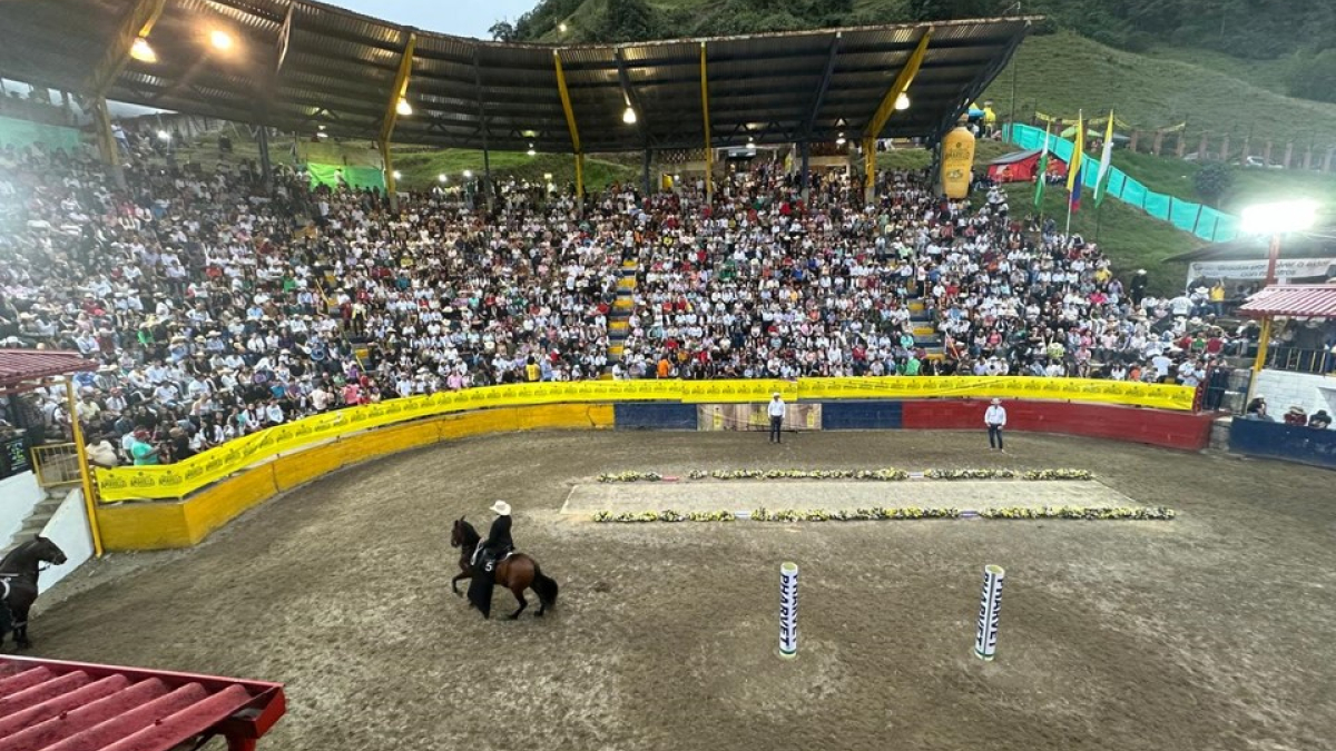 Desde tempranas horas en la tarde del domingo el coliseo de Ferias y Exposiciones Alfonso Hoyos se empezó a llenar de caballistas y de aficionados.