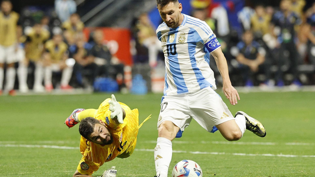 Lionel Messi (d) de Argentina intenta sortear a Maxime Crepeau (i) de Canadá durante la segunda mitad del partido de fútbol del grupo A de la Conmebol Copa América 2024 entre Argentina y Canadá, en Atlanta, Georgia, EE.UU.