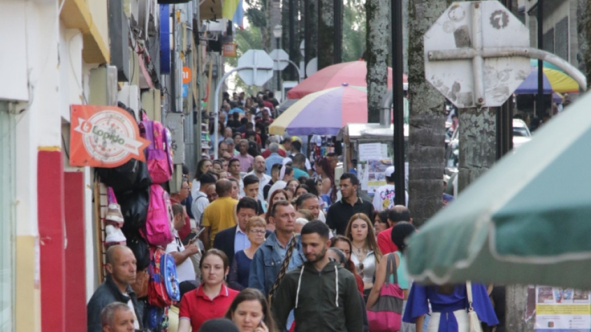 En la foto, la carrera 23 de Manizales. El desempleo en Manizales subió 1,2 puntos porcentuales en el trimestre marzo-mayo de este año frente al mismo lapso del 2023 y llegó al 11,9%. Pereira y Armenia registraron tasas menores. Además, lea cuáles fueron los sectores laborales que más ganaron y perdieron puestos de trabajo en el periodo estudiado.