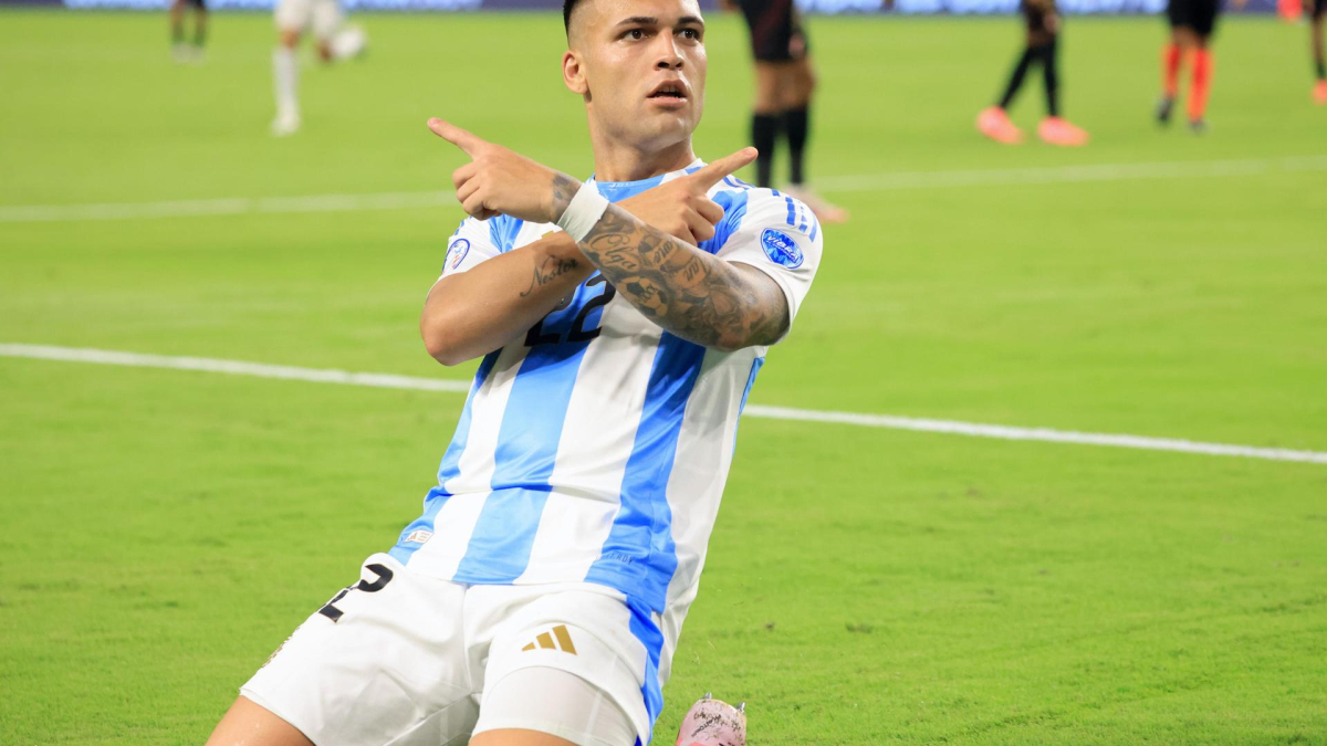 Lautaro Martínez de Argentina celebra tras anotar contra Perú durante un partido del grupo A de la Conmebol Copa América 2024 en Miami, Florida (EE.UU.).