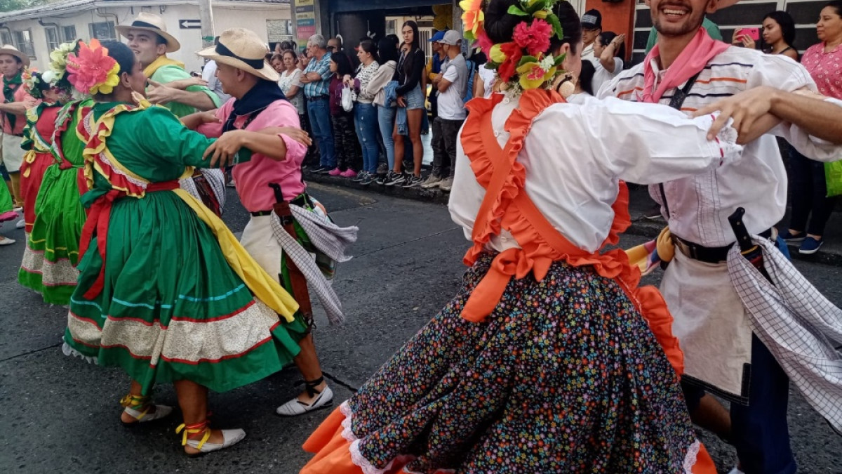 Alegría y color se viven durante el Desfile de carrozas de la Feria de la Horticultura de Villamaría.