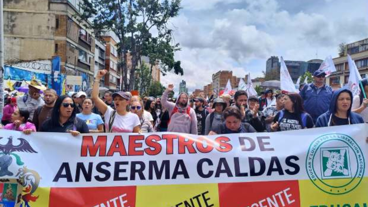 En la noche del domingo comenzó el desplazamiento de docentes de Caldas con miras a participar este lunes en la llamada Toma de Bogotá. Desde Anserma también viajaron a Bogotá para unirse a las protestas.
