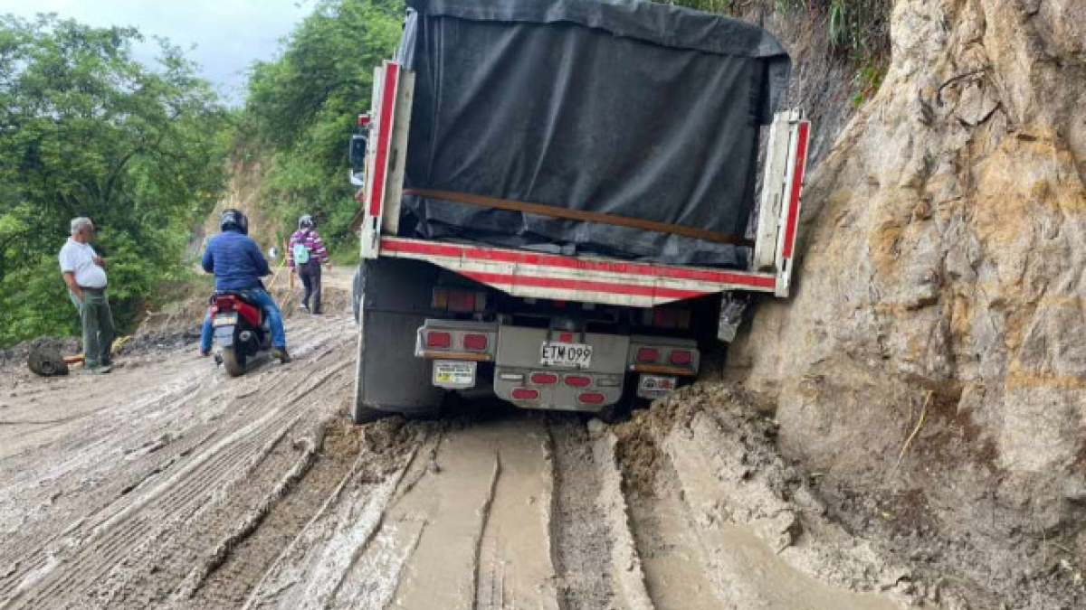 En la vía Arma (Aguadas) - La Pintada (Antioquia), en El Remanso, el río Arma se está llevando parte de la banca de la vía. El paso se cerró en la mañana de este sábado.