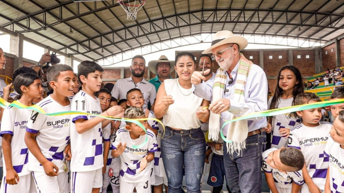 El gobernador de Caldas, Henry Gutiérrez Ángel, estuvo en la inauguración del coliseo.