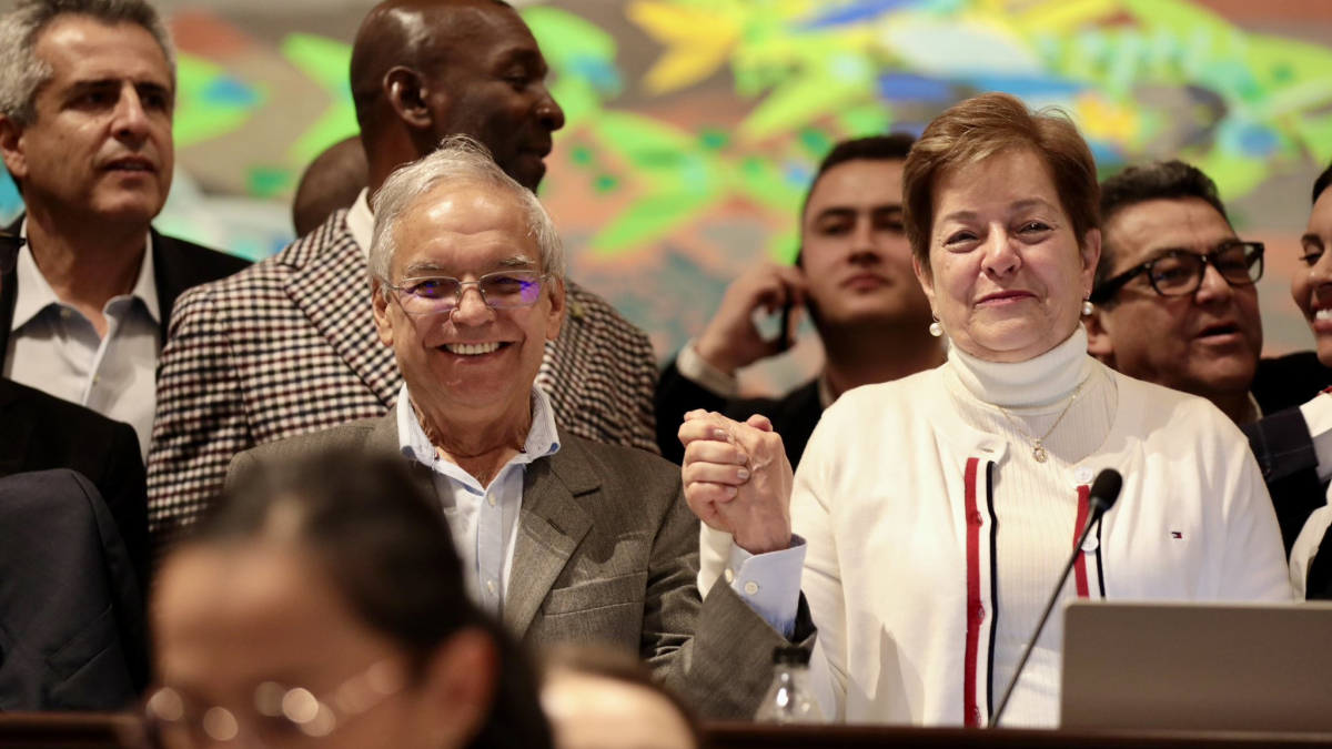 Los ministros de Hacienda, Ricardo Bonilla, y del Trabajo, Gloria Inés Ramírez, celebraron en el Congreso la aprobación de la reforma pensional.