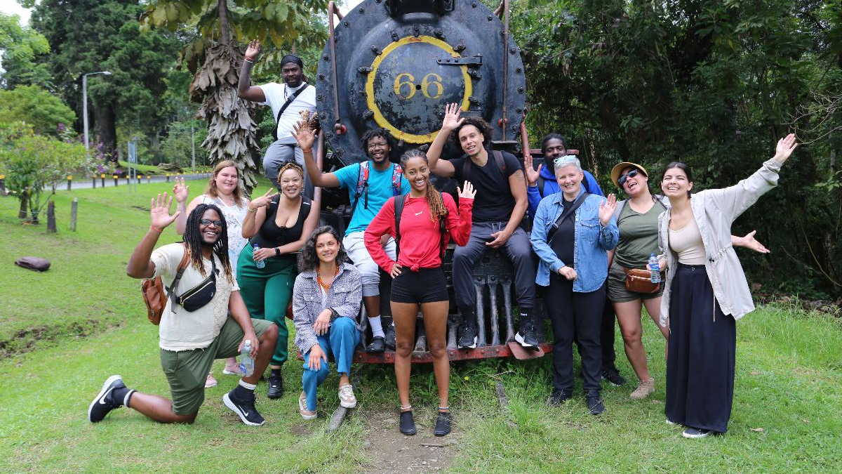 El grupo de estudiantes canadienses visitó el ecoparque Bosque Popular el Prado.