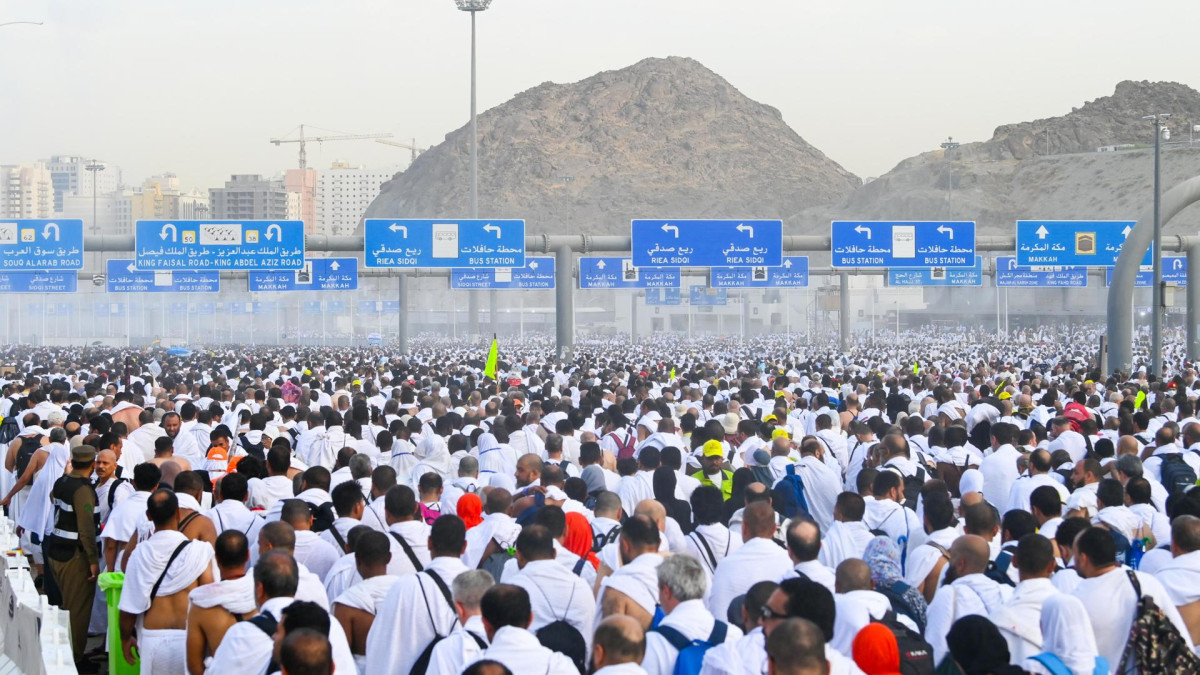 Los peregrinos musulmanes asisten al ritual simbólico de la lapidación del diablo en el puente Jamarat durante la peregrinación Hajj, cerca de La Meca, Arabia Saudita.