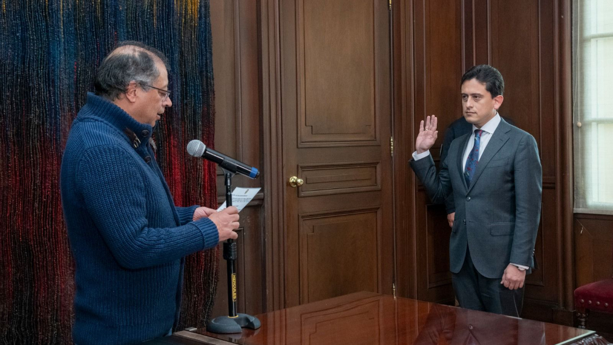 El presidente de Colombia, Gustavo Petro (izq.), posesionó como ministro de Comercio a Luis Carlos Reyes.