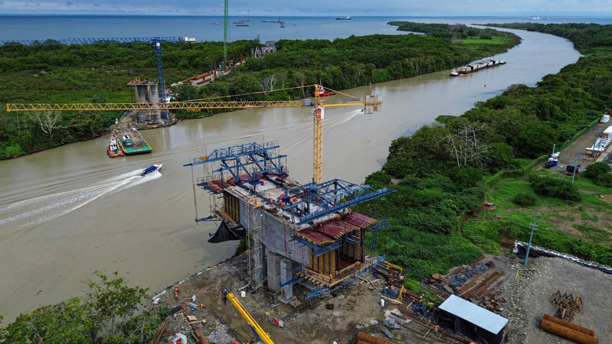 Dos secretarios de la Gobernación de Antioquia visitaron la capital de Caldas este jueves (20 de junio) para exponer el puerto que se construye en el golfo de Urabá y las ventajas que ofrecería al exportar productos por el océano Atlántico. Las obras se terminarían en el primer semestre del 2025. Conozca las voces de los representantes antioqueños, integrantes de la Alcaldía de Manizales y líderes gremiales. 