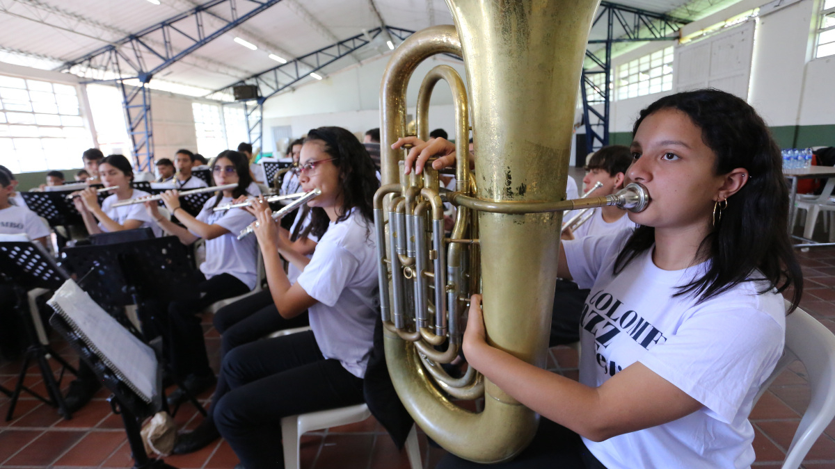  En el primer día del Colombo Jazz Festival, ayer jóvenes aprendieron de jazz en el taller musical impartido por Vanderbilt University, instituto de Estados Unidos que transmitió saberes sobre este género a alrededor de cuarenta niños.|