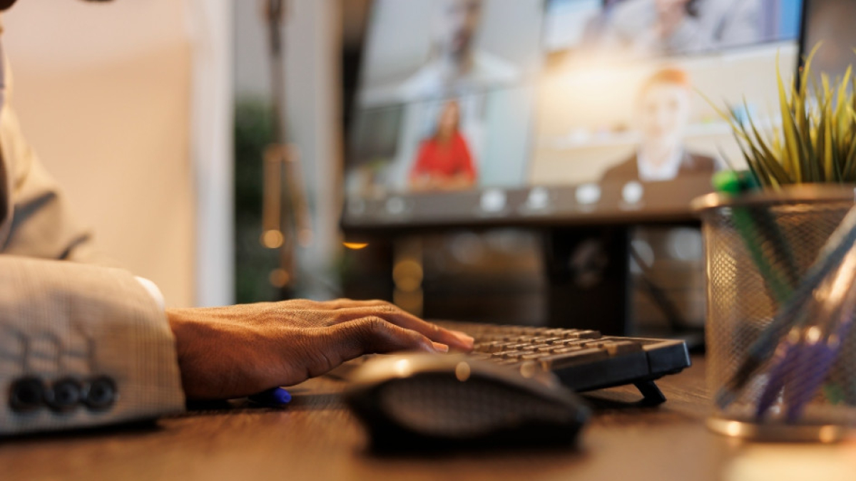 Empresas, a un clic de ser más eficaces. Luego de la pandemia, el trabajo a distancia ganó terreno en las organizaciones. Conozca cuatro consejos para las entidades que alternan este método con la presencialidad y quieren mantener operaciones productivas. 