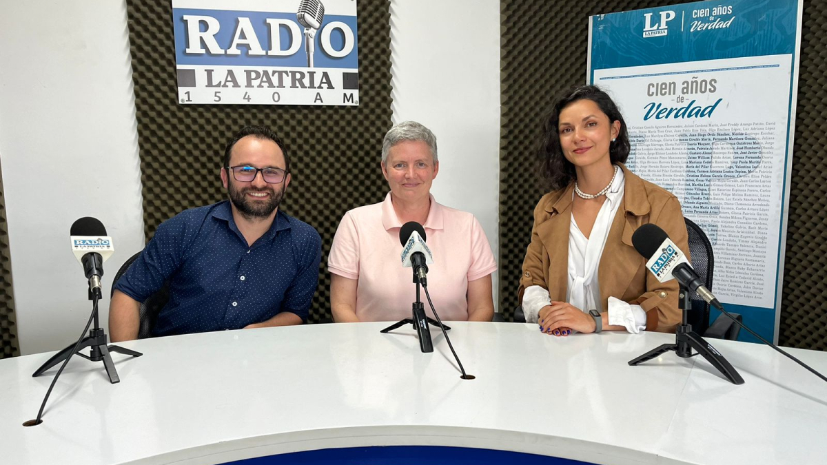 Matías Marín, director de Relaciones Internacionales de la Universidad Católica de Manizales; Melanie Farrimond, del programa de Transición a la Educación Superior de Canadá y Caterin Estrada, directora de Manizales Campus Universitario