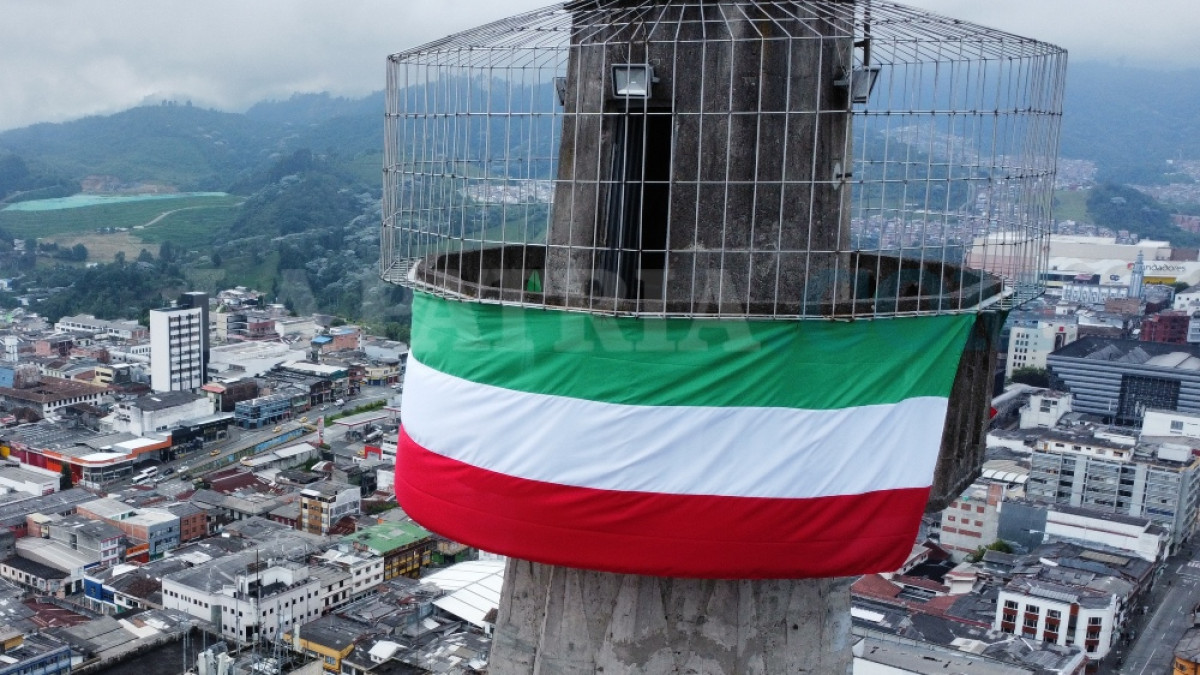 Dos símbolos de Manizales en una imagen: la Catedral y la bandera del Once Caldas. El Blanco celebra 20 años del título de la Copa Libertadores.