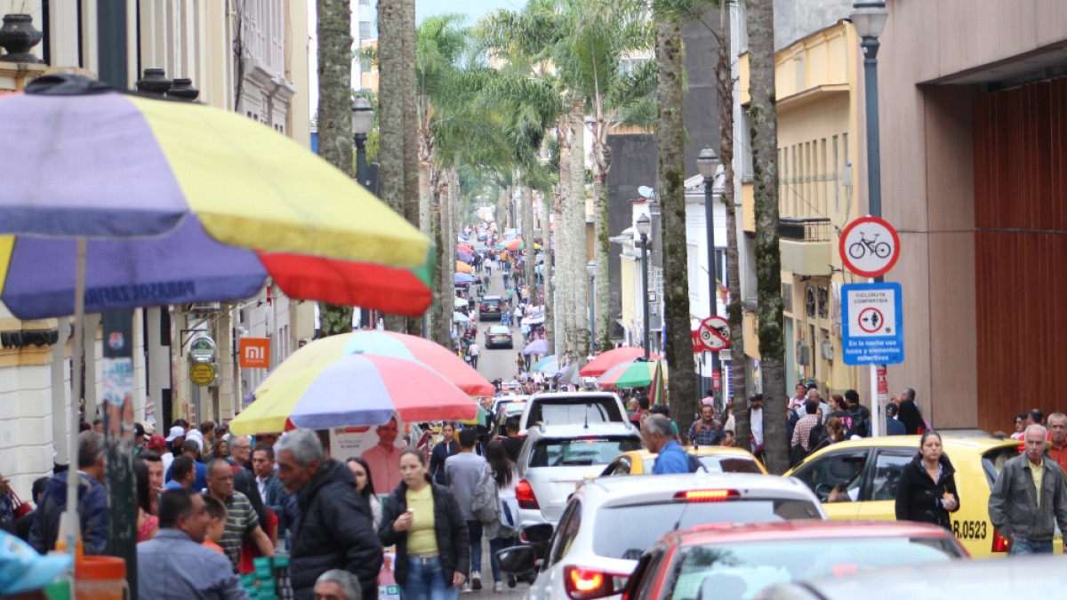 En la foto, la carrera 23 de Manizales, uno de los focos del trabajo informal de la ciudad. Según el DANE, la capital caldense tuvo el mayor desempleo del Eje Cafetero entre marzo y mayo del 2024.