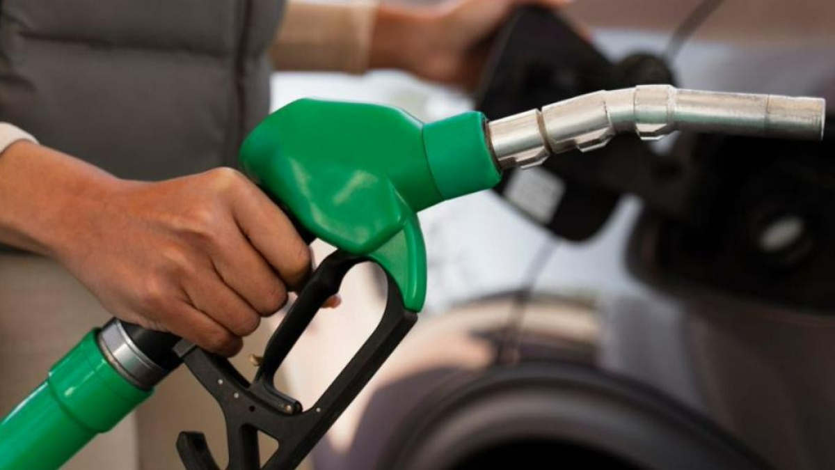 La norma no aplica en las bombas de gasolina ni para los distribuidores minoristas, indicó el ministro de Hacienda. 