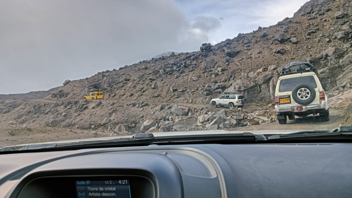 La Secretaría de Medio Ambiente publicó en su cuenta de X cuando los 32 turistas, conductores y operadores turísticos, llevan la mitad del recorrido de evacuación. "Están llegando al sector conocido como Valle de las Tumbas. Están en perfectas condiciones".