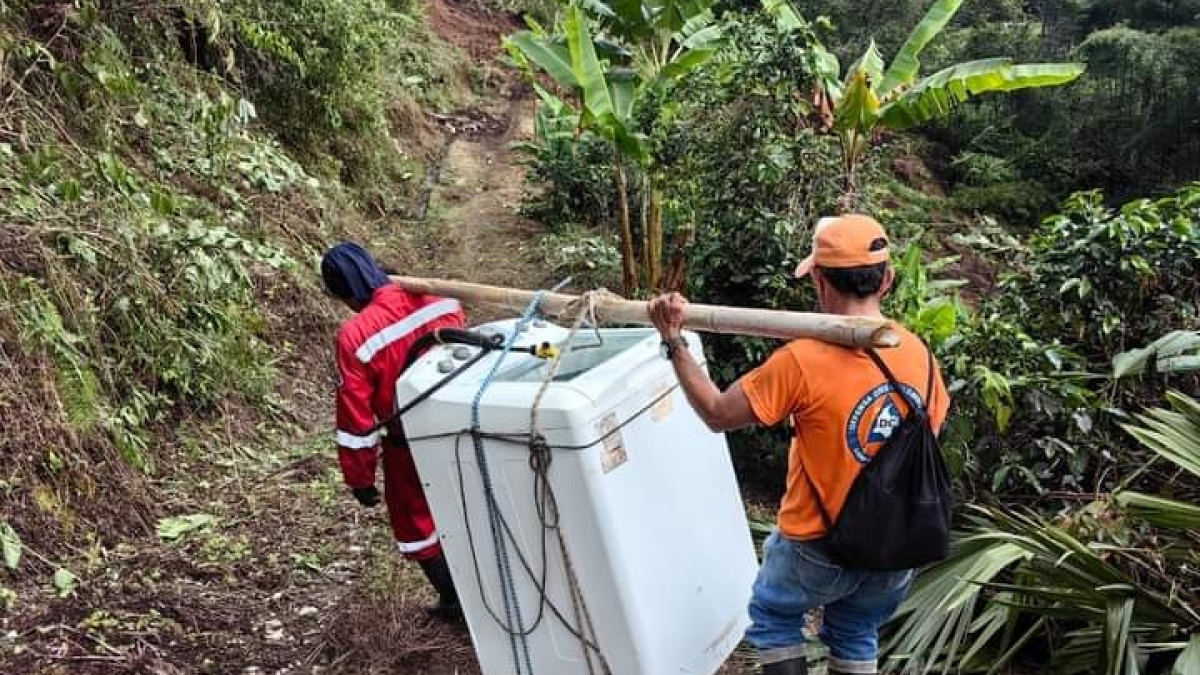 Así evacuaron a la familia en el corregimiento de Samaria de Filadelfia (Caldas).
