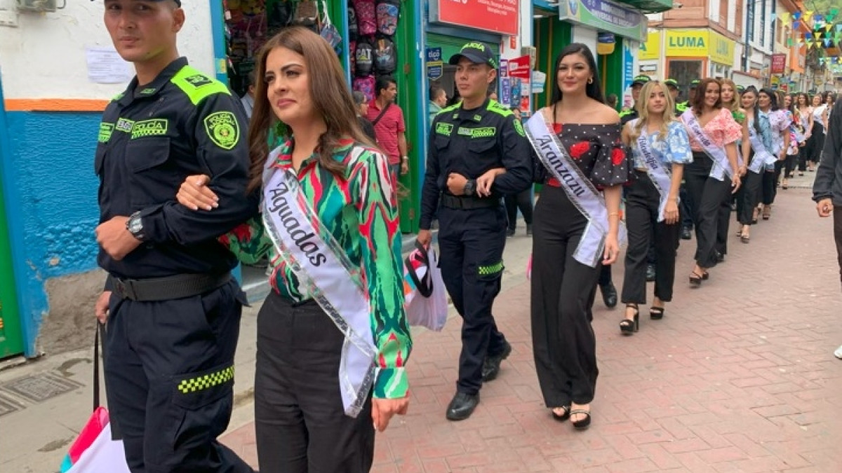 Las candidatas al Reinado Departamental de la Horticultura recorrieron este jueves la calle real de Neira.
