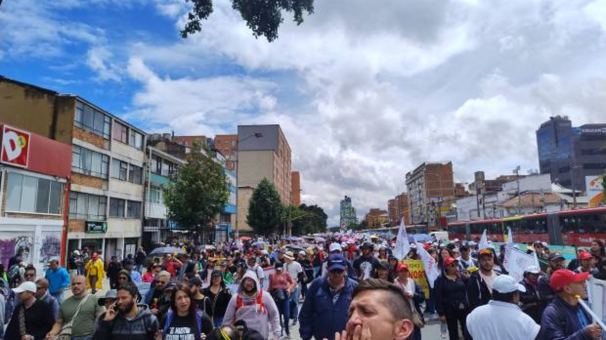 Miles de maestros seguirán en Bogotá, así no haya hoy debate a ley estatutaria de educación. Unos 400 docentes de Caldas participan en las protestas de este lunes en la capital de la República. 