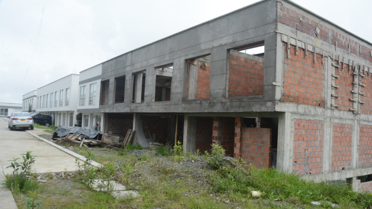 Viviendas en obra negra y otras completas, pero sin escrituras, el panorama en la urbanización.