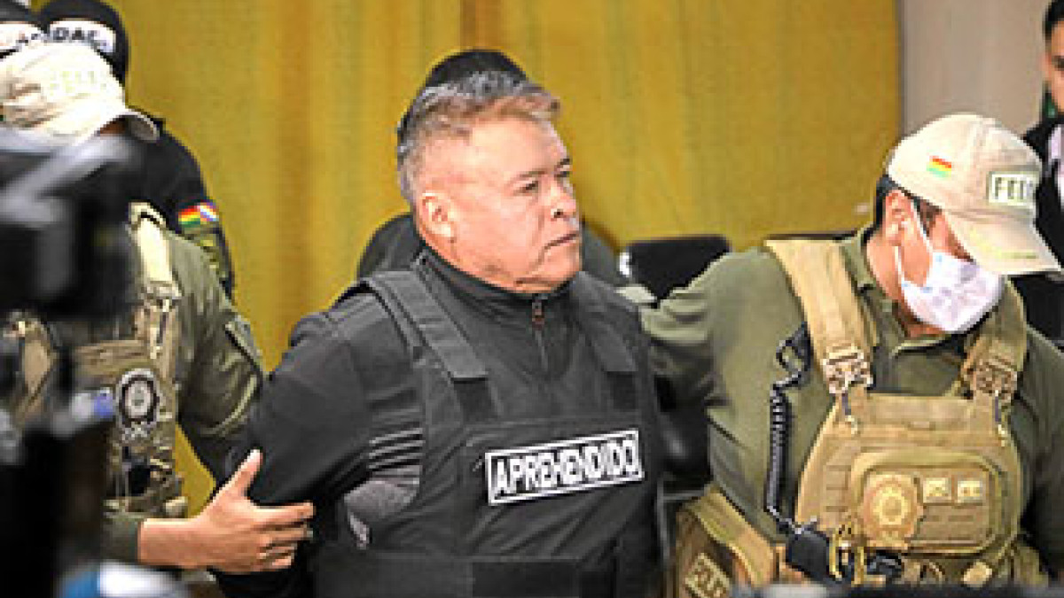 Foto | EFE | LA PATRIA  El destituido jefe militar del Ejército, Juan José Zúñiga, es escoltado para su presentación en dependencias de la Fuerza Especial de Lucha Contra el Crimen, tras ser detenido por ser parte de una toma de militares de la sede del Gobierno.