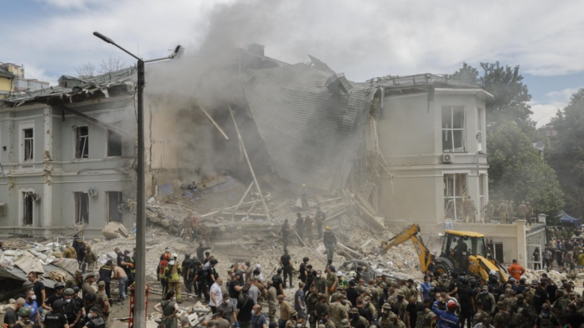 FOTO | EFE | LA PATRIA  Equipos de rescate en el lugar del impacto de un cohete en el hospital infantil 'Okhmadyt' en Kiev, Ucrania.