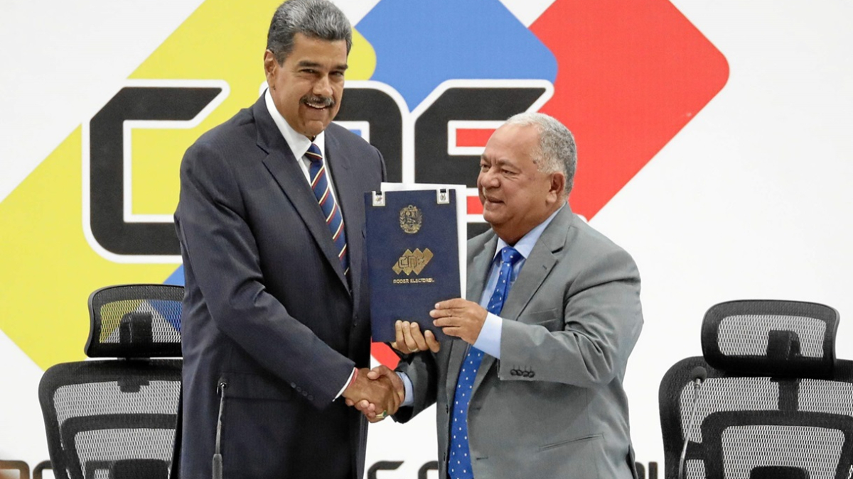 El mandatario de Venezuela, Nicolás Maduro, y el presidente de Consejo Nacional Electoral, Elvis Amoroso, sostienen el acta de juramentación del presidente electo, en Caracas (Venezuela).