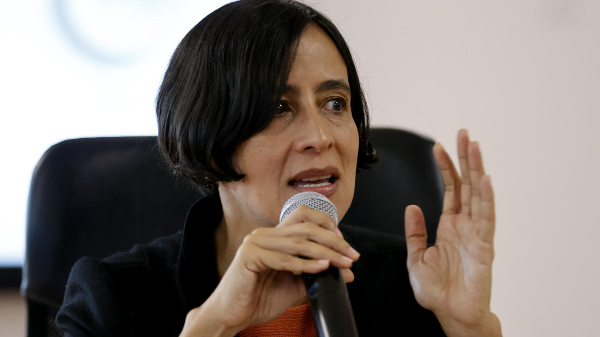 La Ministra de Ambiente y Desarrollo Sostenible de Colombia, Susana Muhamad, habla durante una rueda de prensa, este lunes, en Bogotá (Colombia). 