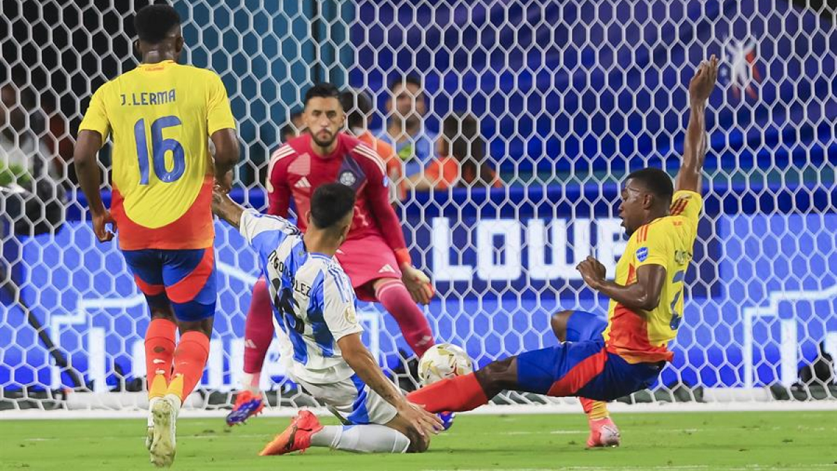 Nicolás González (centro), de Argentina, intenta anotar contra Carlos Cuesta (derecha), Jefferson Lerma (izquierda) y Camilo Vargas, de Colombia.