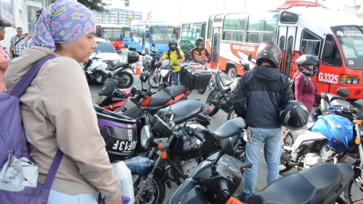 Campaña de la Agencia Nacional de Seguridad Vial en la Avenida del Centro de Manizales para  buenas prácticas de la conducción de motociclistas.