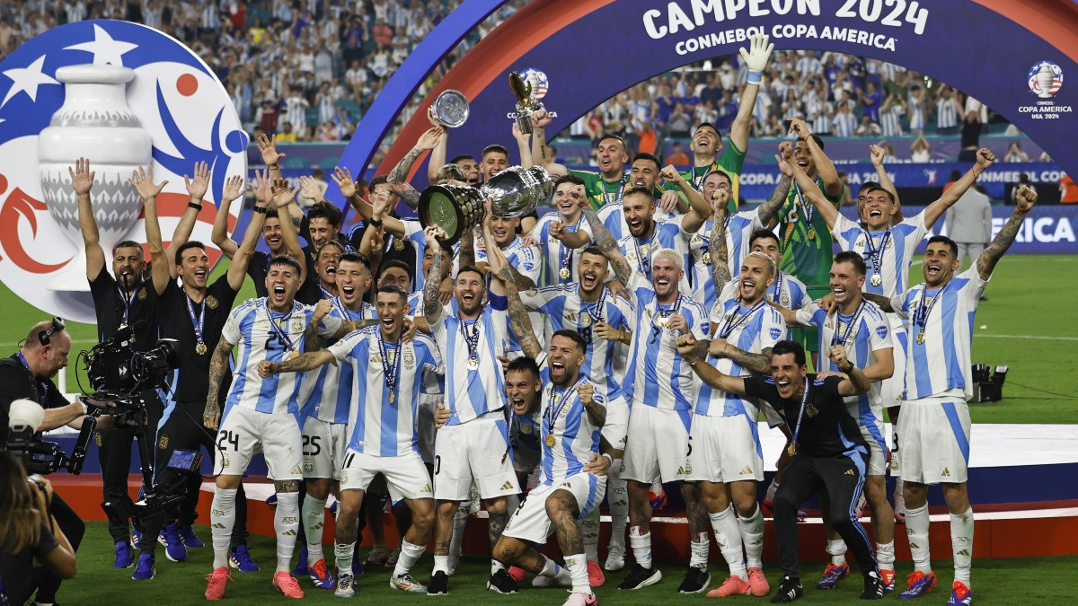 Lionel Messi (centro) levanta su segunda (y casi seguramente última) Copa América, rodeado de sus compañeros de la selección argentina.