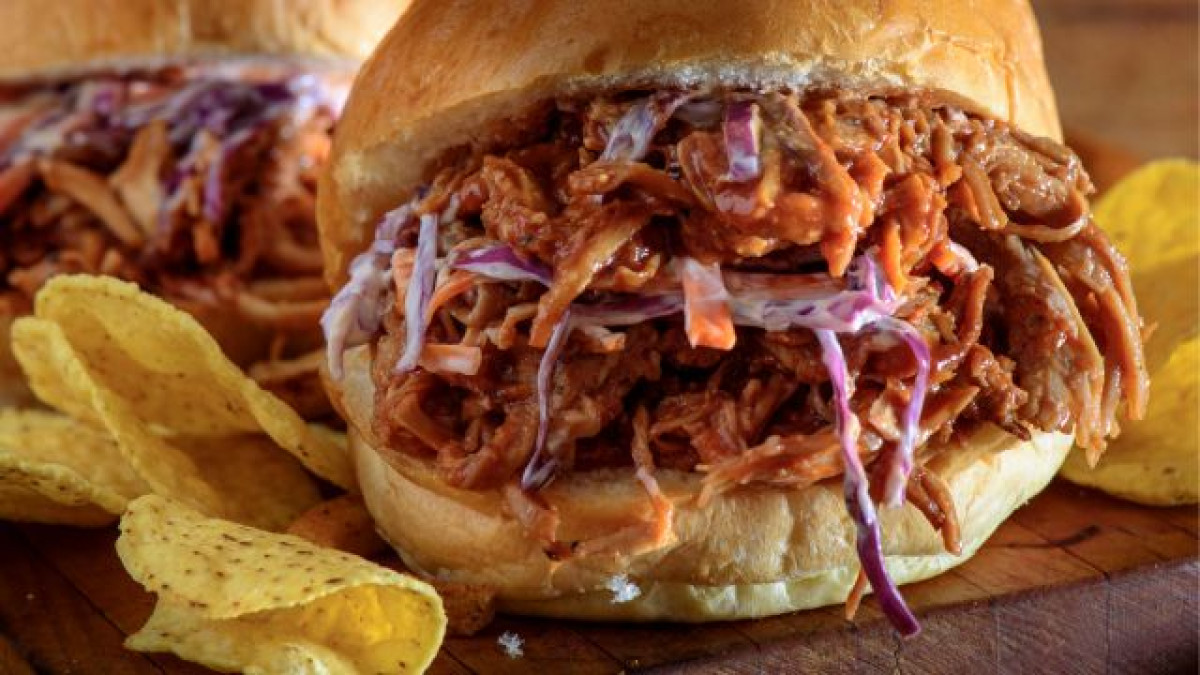 Sanduche con bondiola de cerdo desmechada