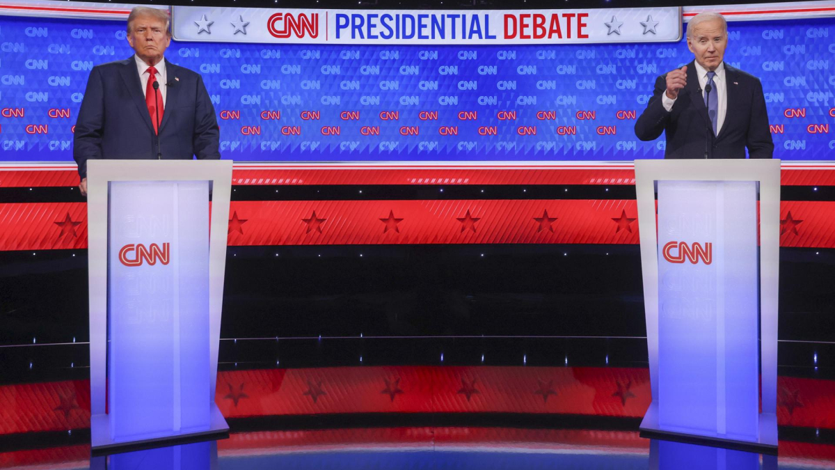 El presidente de Estados Unidos Joe Biden (der.) y el expresidente y candidato a las elecciones Donald Trump durante un debate de CNN en Atlanta, Georgia (EE. UU).
