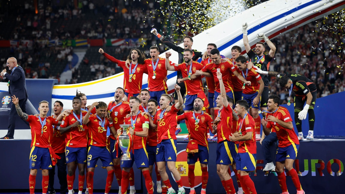 El capitán de la selección española Álvaro Morata (c) levanta el trofeo junto a sus compañeros durante la celebración de la victoria de la Eurocopa, en el estadio Olímpico de Berlín.
