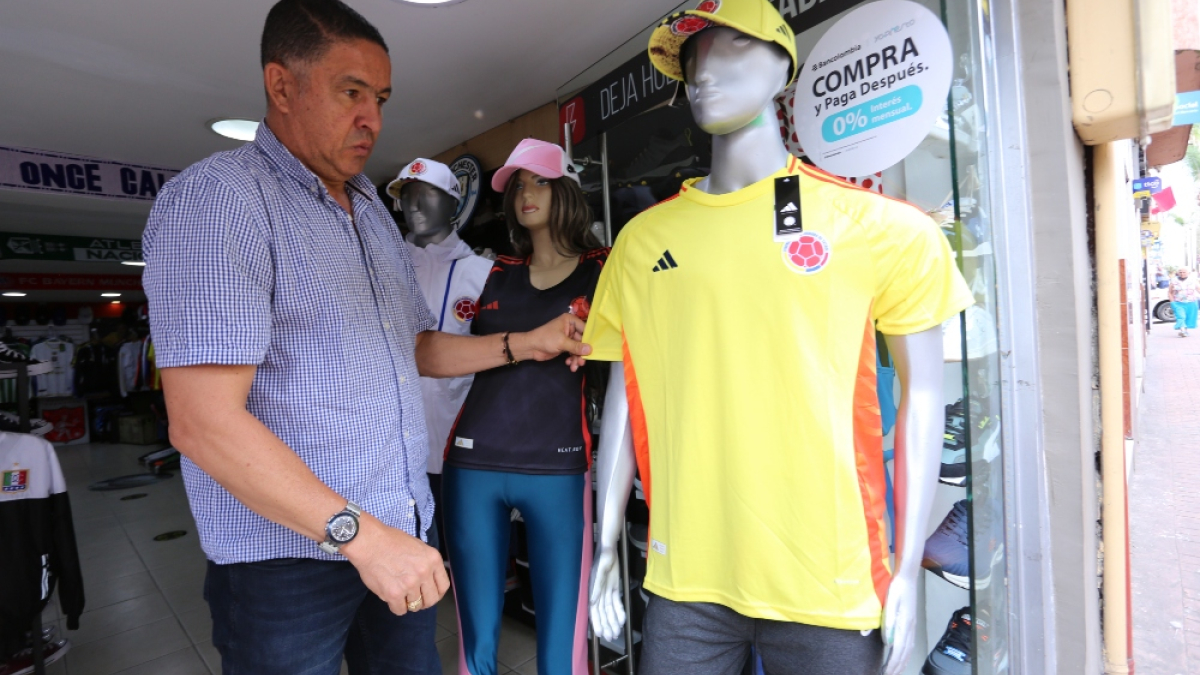 Las camisetas de la selección Colombia se están agotando en algunos puntos de venta en la carrera 23 de Manizales. Conozca los precios.
