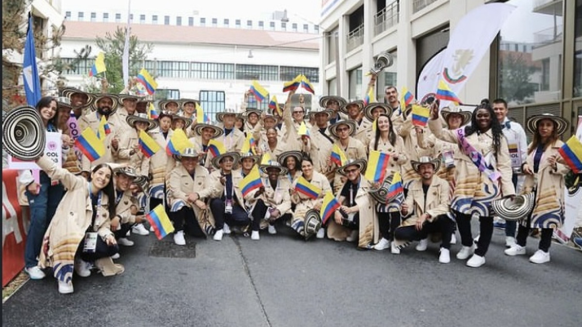 Deportistas colombianos de camino a la ceremonia. 