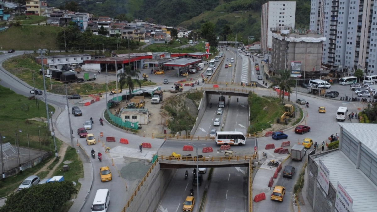 El intercambiador vial de Los Cámbulos, en Manizales, debía entregarse en septiembre del 2023. En agosto del 2024 se cumplen 11 meses de retraso. El Invías promete nueva fecha para culminar la obra, ¿cuándo la terminaría?