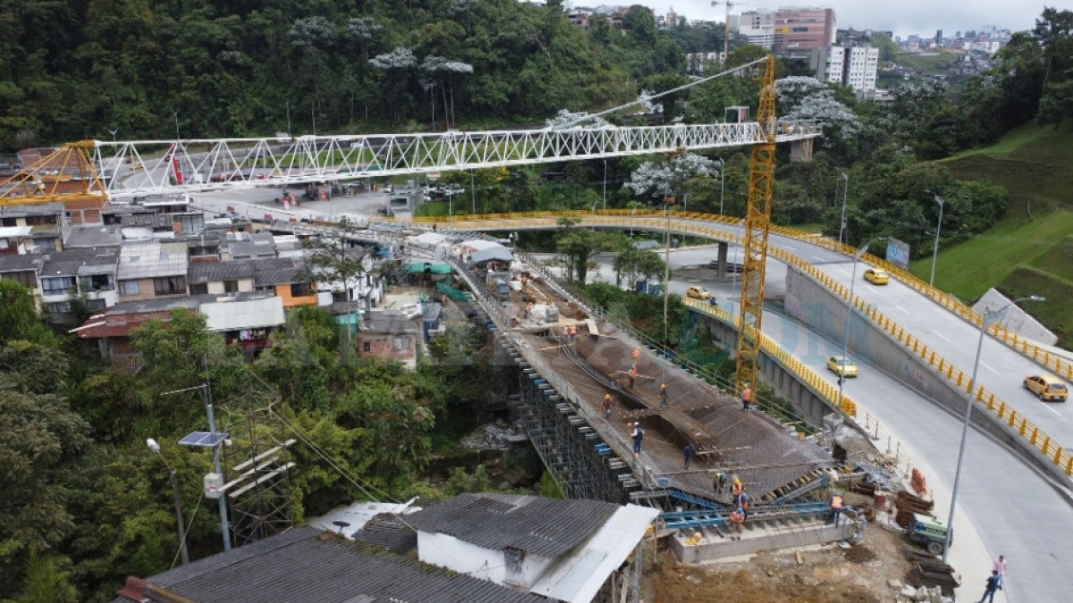 En el intercambiador vial Los Cedros avanza la construcción del puente 2, que conduciría de la Universidad Autónoma a Mall Plaza. En enero del 2024 se habilitó el paso por el puente 1, en el sentido inverso. LA PATRIA le presenta el estado de las obras y las tareas pendientes.