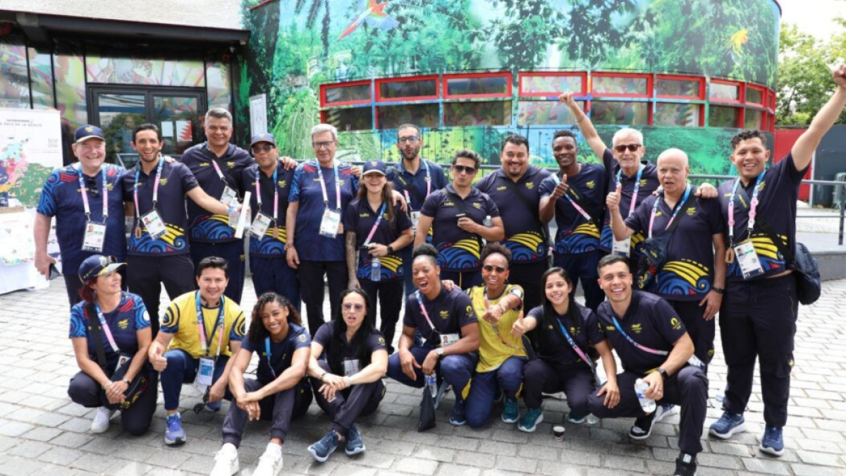 Deportistas y miembros de la delegación colombiana en la inauguración este jueves de la Casa Colombia, ubicada en el Parc de la Villette de París.