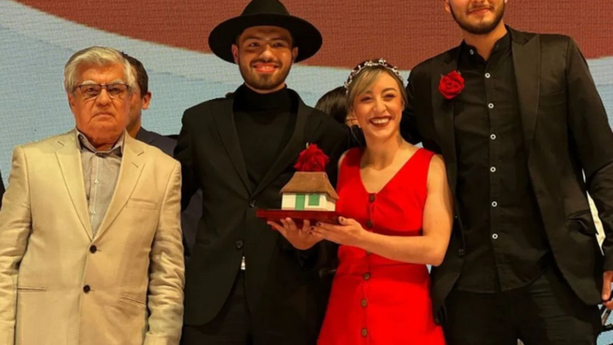 Juan Esteban Isaza Gaviria, de sombrero, recibió el premio como mejor solista vocal en el la 36 edición del Festival Hatoviejo Cotrafa. 