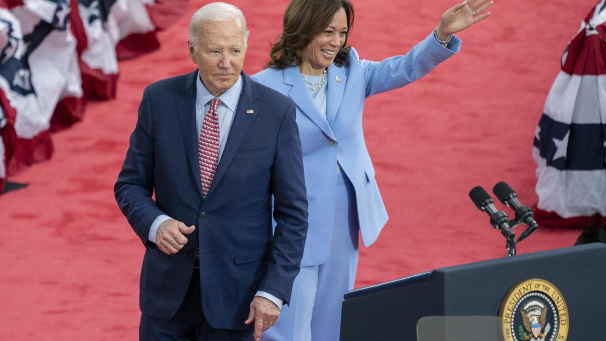 El presidente estadounidense, Joe Biden, y la vicepresidenta, Kamala Harris, concluyeron sus comentarios durante un mitin de campaña en el Girard College de Filadelfia, Pensilvania, EE. UU., el 29 de mayo del 2024. Biden anunció este domingo (21 de julio) en su cuenta X que no buscaría la reelección en noviembre de este año y respaldó a Harris para que sea la nueva candidato demócrata.