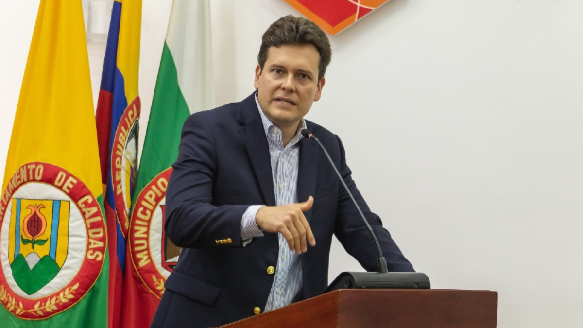 Entrevista con José Andrés Duarte, presidente ejecutivo de la Asociación Hotelera y Turística de Colombia (Cotelco), quien habló sobre el turismo nacional, la seguridad, la prohibición de las corridas de toros y la lucha contra la explotación sexual. Además, propuso créditos sin intereses para fomentar las actividades turísticas en Colombia.