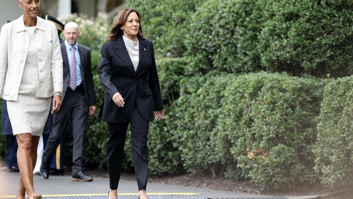 La vicepresidenta estadounidense, Kamala Harris (d), llega con la vicepresidenta senior de campeonatos de la NCAA, Lynda Tealer (i), para un evento con los equipos campeones de la National Collegiate Athletic Association (NCAA), en el jardín sur de la Casa Blanca, Washington DC (Estados Unidos), este martes 22 de julio del 2024.