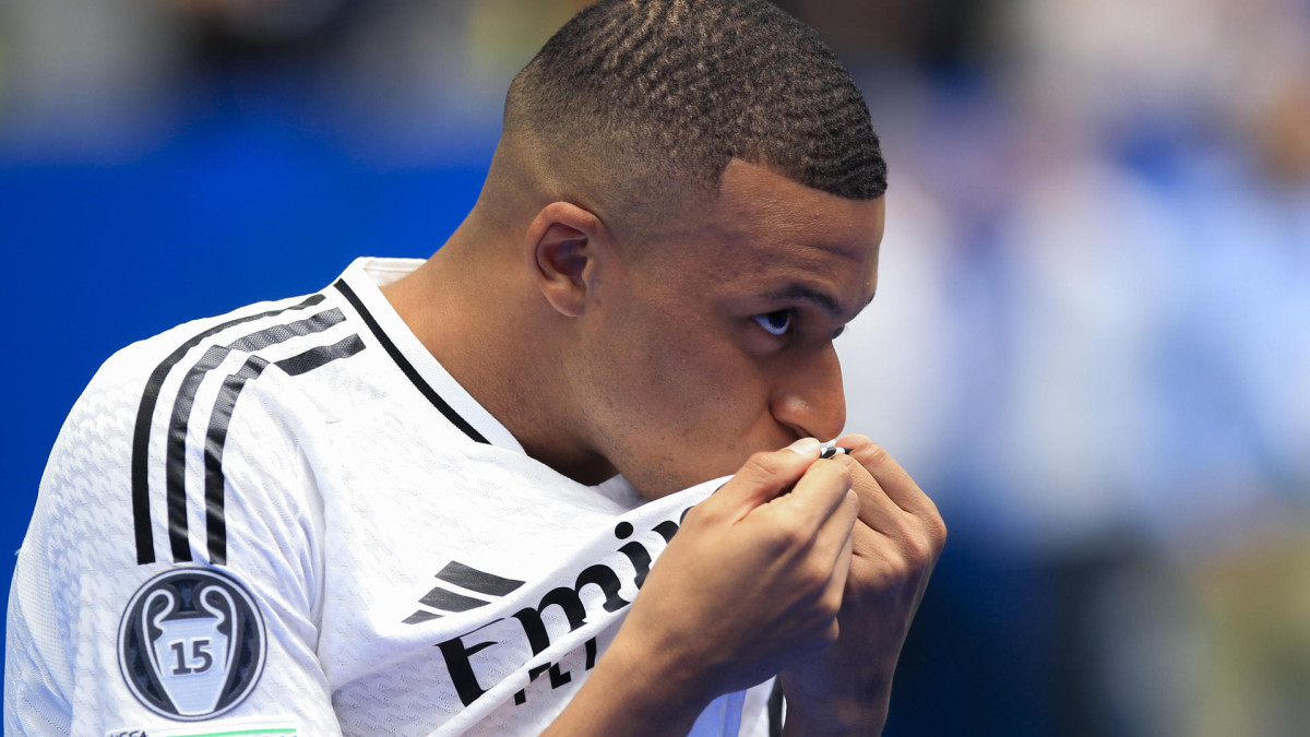 Mbappé cumplió con la petición de la afición y besó el escudo.