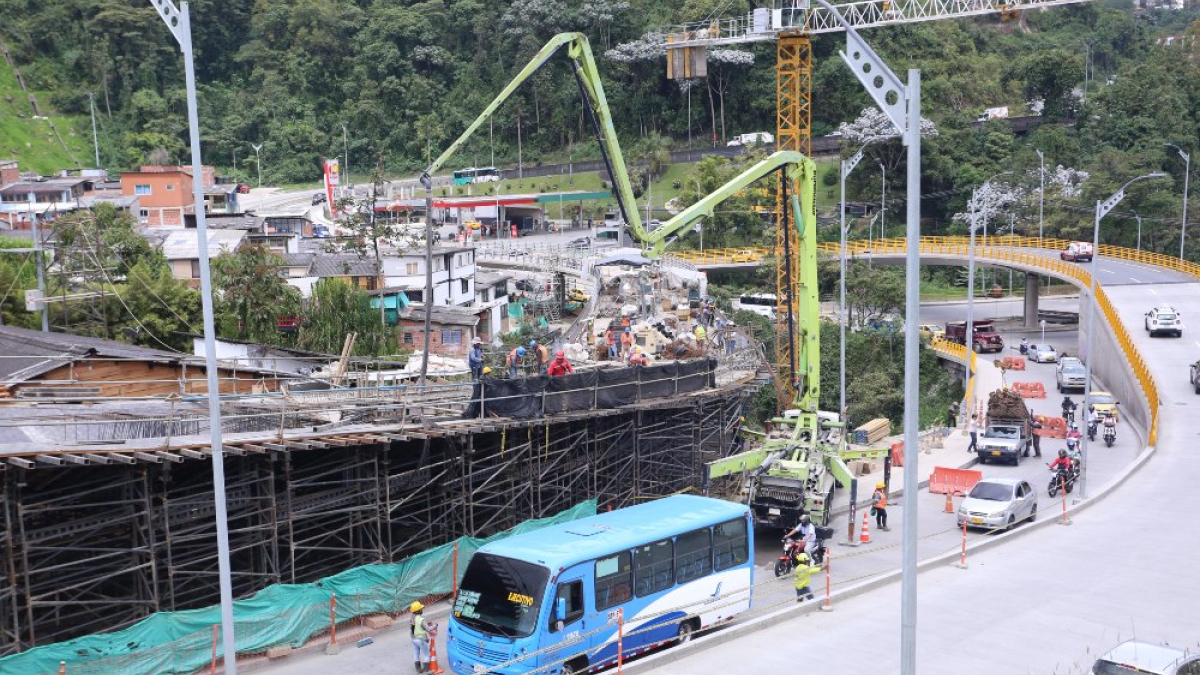 El vaciado de dos tramos del nuevo puente del intercambiador vial de Los Cedros, no ha representado tropiezos, ni restricción adicional para el tránsito de vehículos.